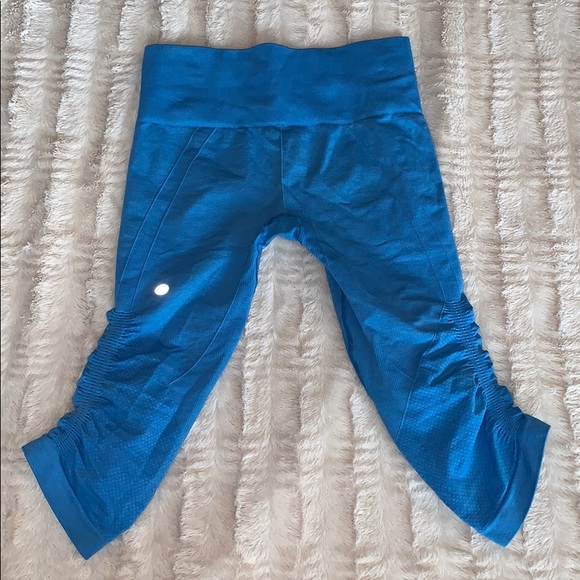 Lululemon in the flow crop